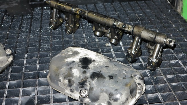 Motordele før rensning i spulerenseren